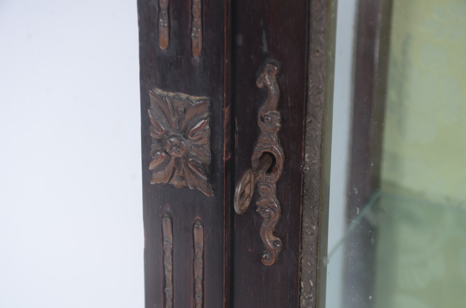 Pequena vitrine estilo francês de madeira nobre. Portas e laterais de... - foto 5 de 8