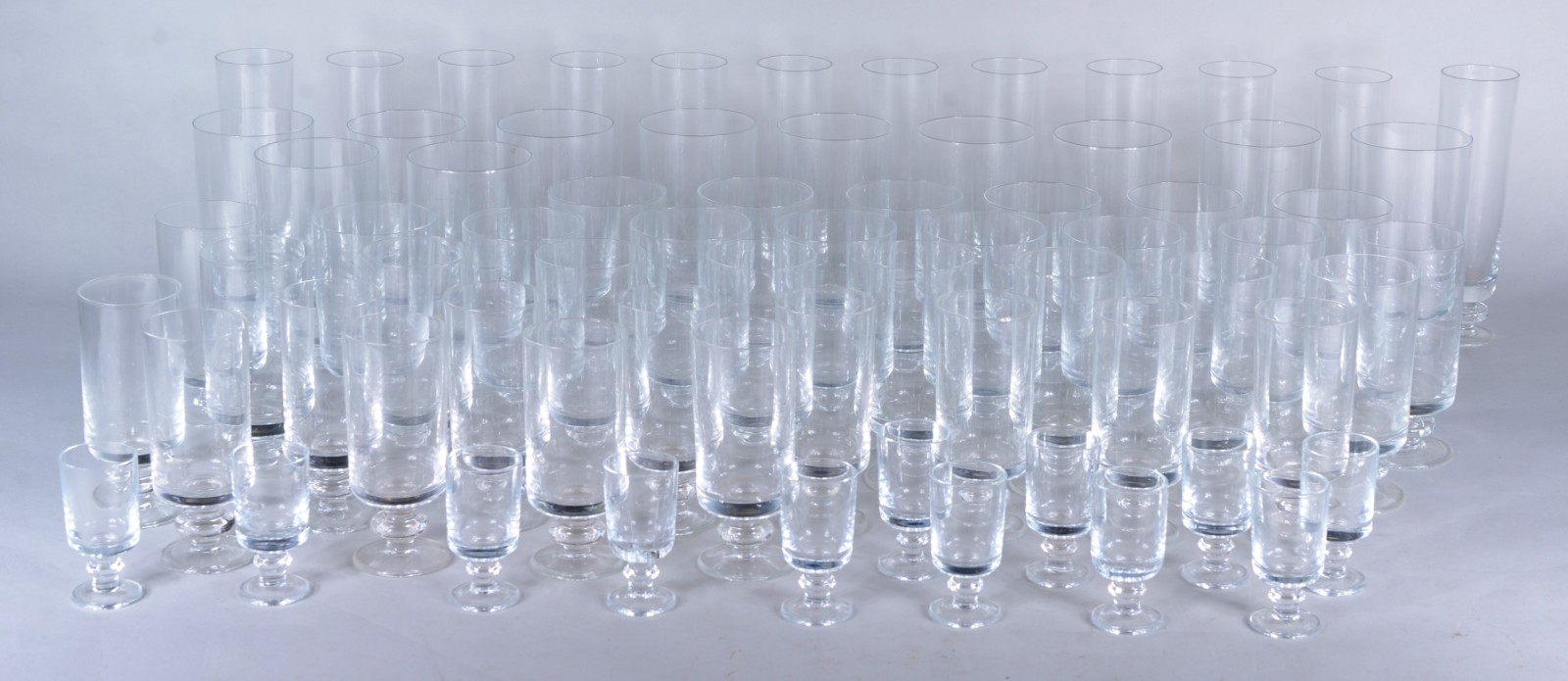 Serviço de cristal, composto de: 12 taças para champagne, 11 taças... - foto 1 de 3