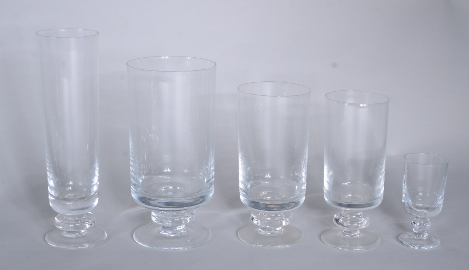 Serviço de cristal, composto de: 12 taças para champagne, 11 taças... - foto 2 de 3