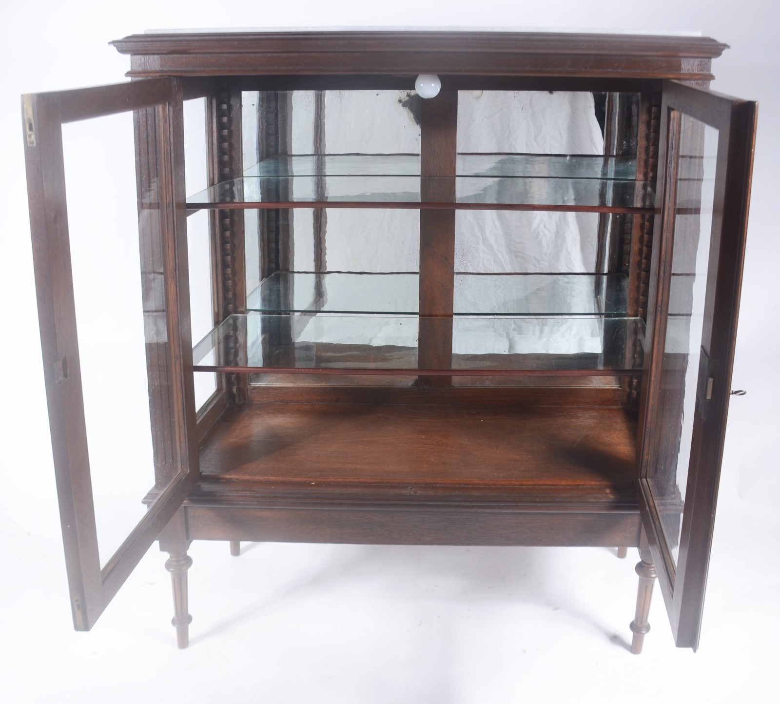Pequena vitrine de madeira nobre com portas e laterais de vidro... - foto 4 de 9