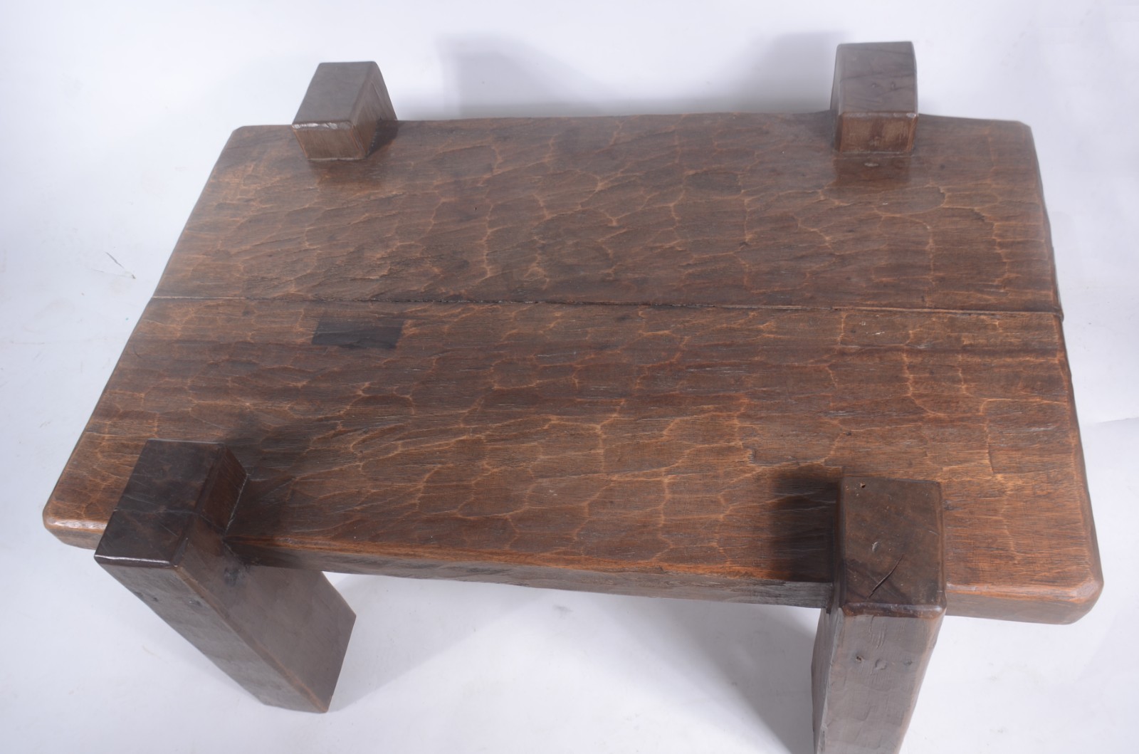 Mesa de centro de madeira rústica com tampo retangular e 4 pernas... - foto 4 de 8