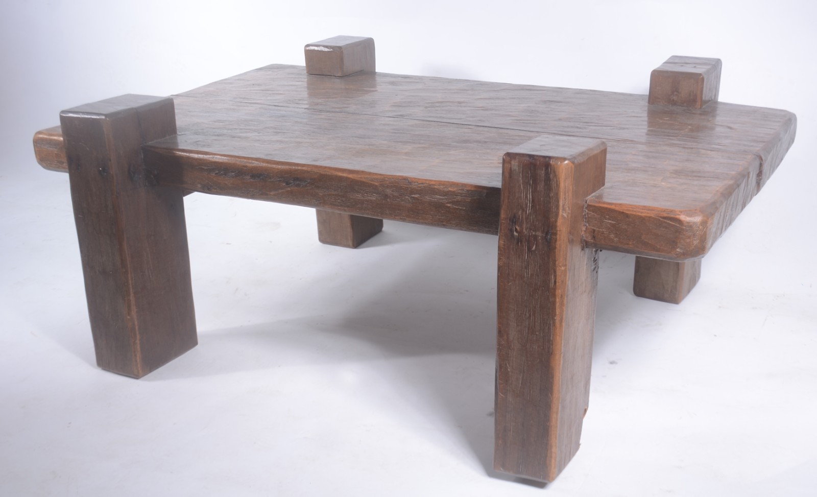 Mesa de centro de madeira rústica com tampo retangular e 4 pernas... - foto 1 de 8