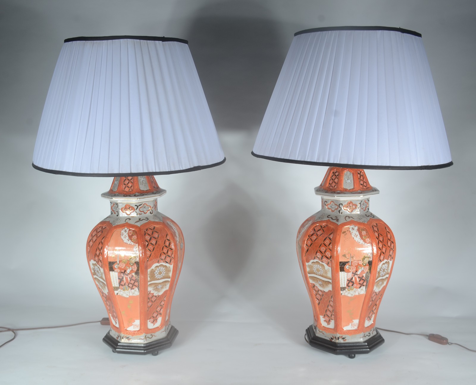 Par de abajures de porcelana oriental, decorado com figuras... - foto 1 de 7