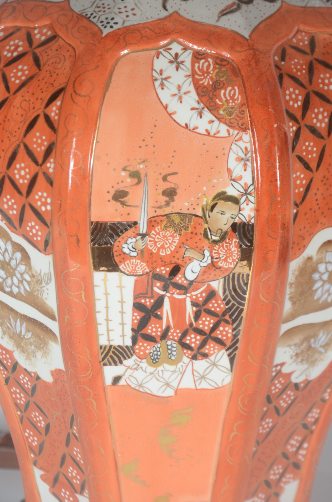 Par de abajures de porcelana oriental, decorado com figuras... - foto 2 de 7
