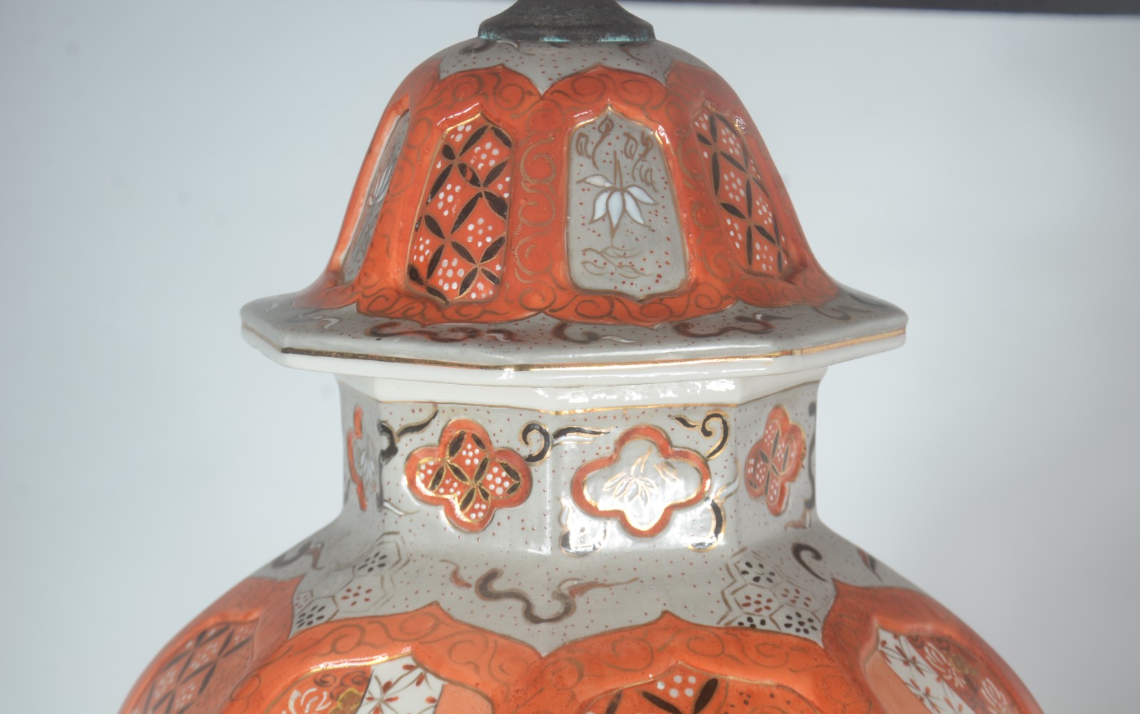 Par de abajures de porcelana oriental, decorado com figuras... - foto 6 de 7