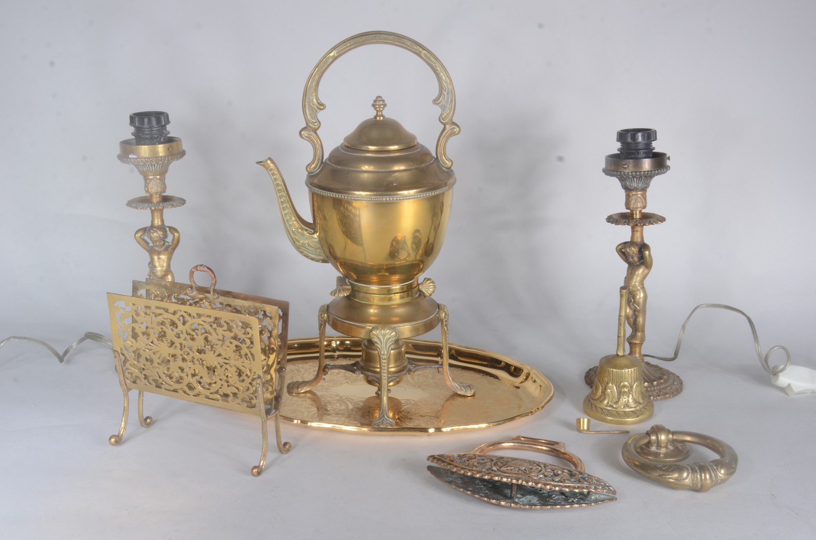 Diversas peças de metal dourado, sendo: samovar (amassado); cartões... - foto 1 de 8