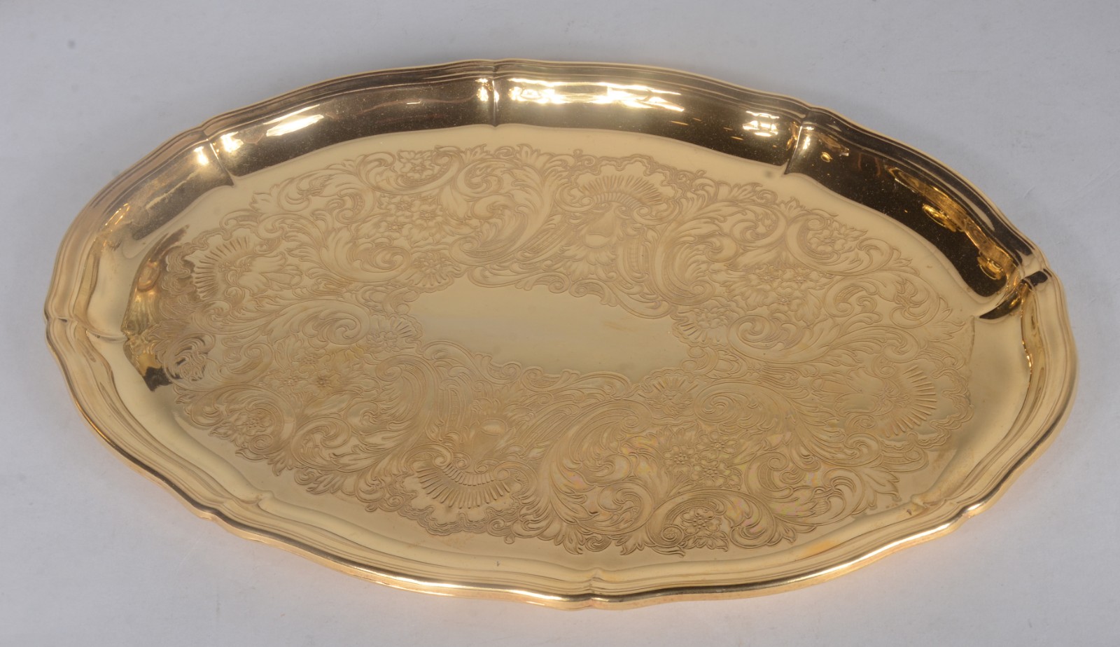 Diversas peças de metal dourado, sendo: samovar (amassado); cartões... - foto 2 de 8