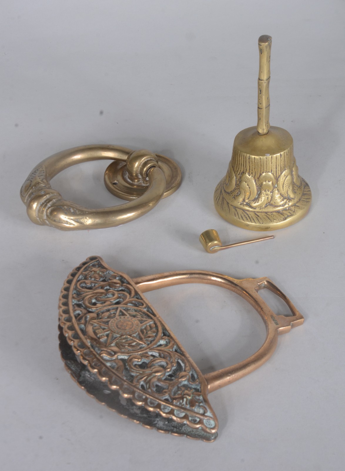 Diversas peças de metal dourado, sendo: samovar (amassado); cartões... - foto 3 de 8