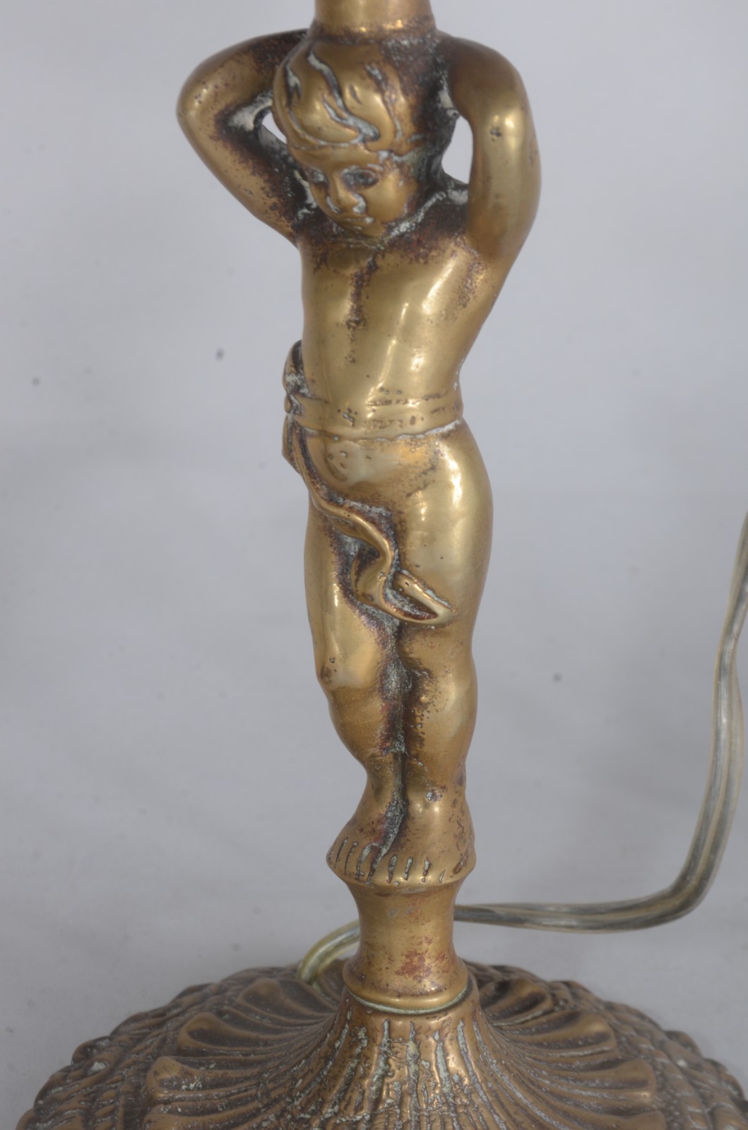 Diversas peças de metal dourado, sendo: samovar (amassado); cartões... - foto 5 de 8