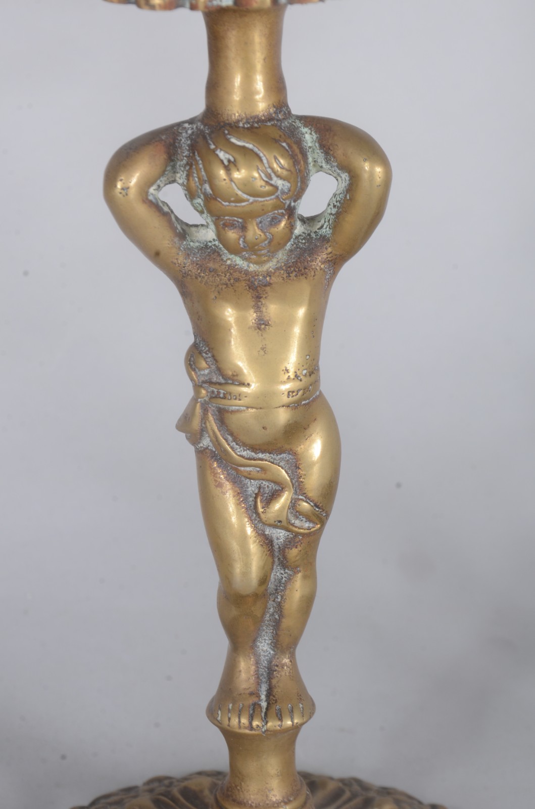 Diversas peças de metal dourado, sendo: samovar (amassado); cartões... - foto 6 de 8