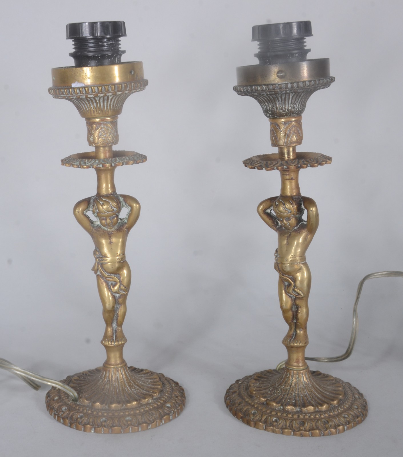 Diversas peças de metal dourado, sendo: samovar (amassado); cartões... - foto 7 de 8