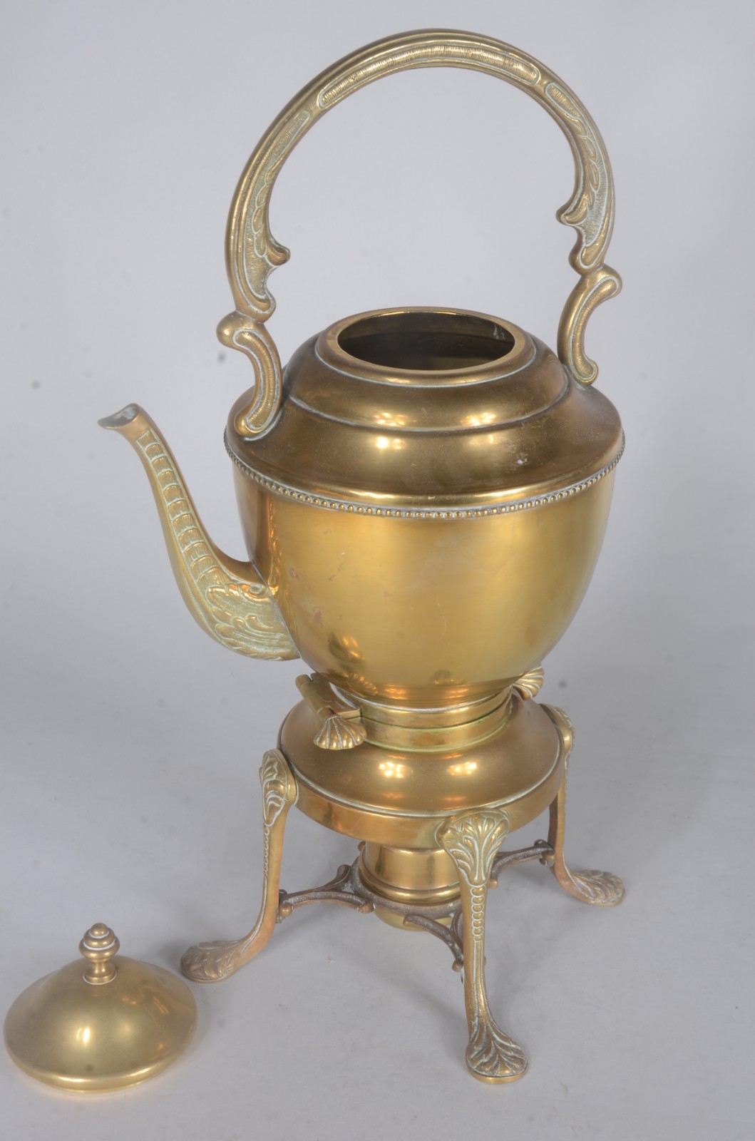 Diversas peças de metal dourado, sendo: samovar (amassado); cartões... - foto 8 de 8
