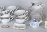 Diversas peças, sendo: conjunto com 10 xícaras ... - Diversas peças, sendo: conjunto com 10 xícaras para chá com pires, de porcelana - Germer; par de pratos ingleses, jarra de faiança belga, pratin...