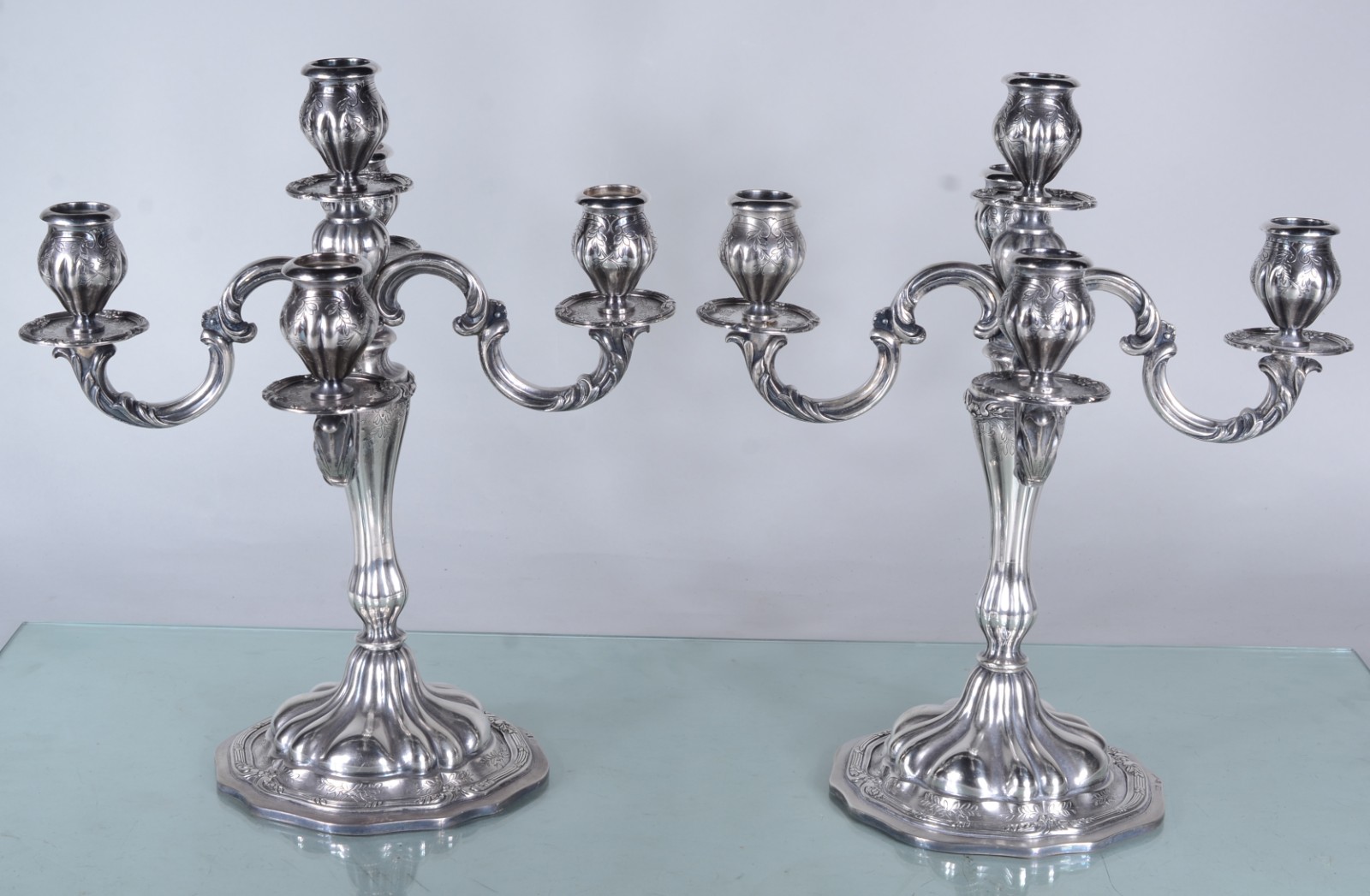 Par de candelabros de prata portuguesa, 1º título para 5 velas cada... - foto 1 de 11