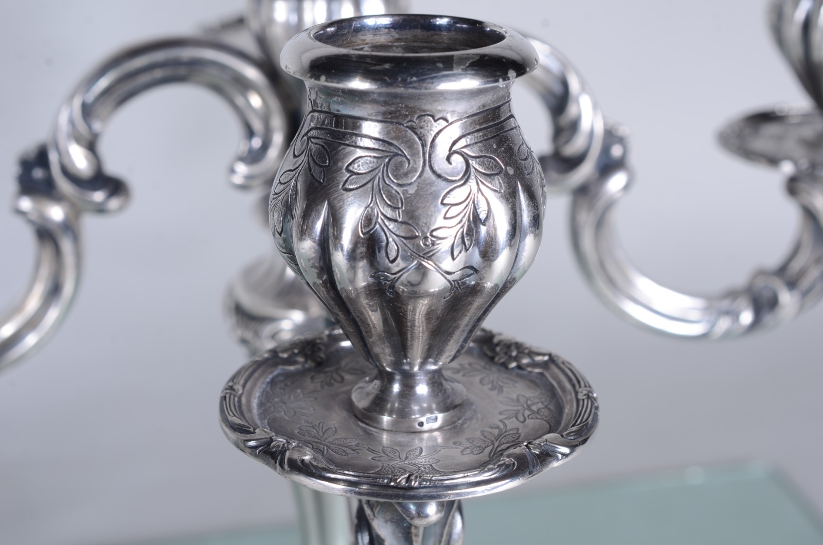 Par de candelabros de prata portuguesa, 1º título para 5 velas cada... - foto 6 de 11