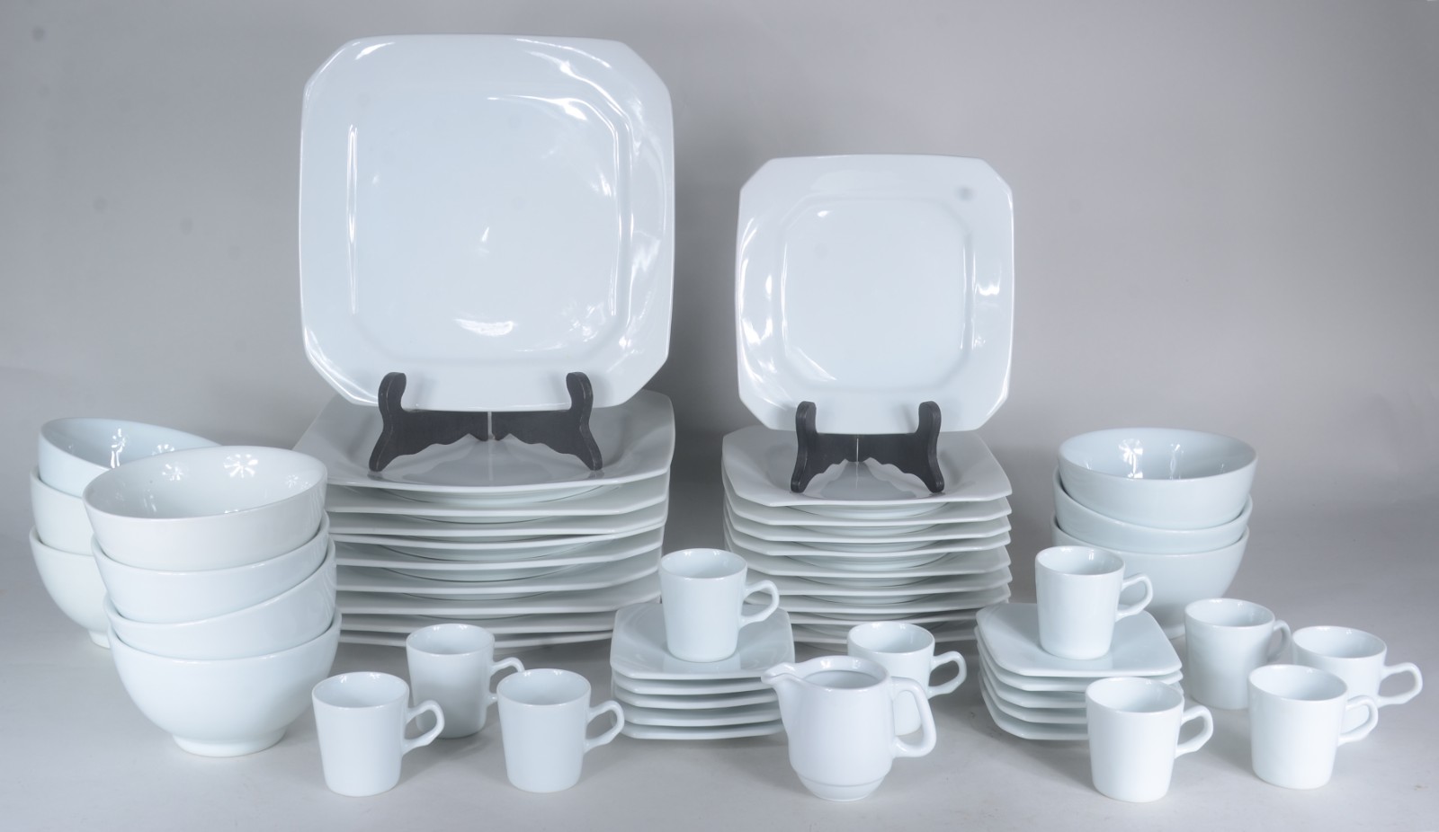 Aparelho de jantar de porcelana Schmidt na cor branca, composto de... - foto 1 de 9
