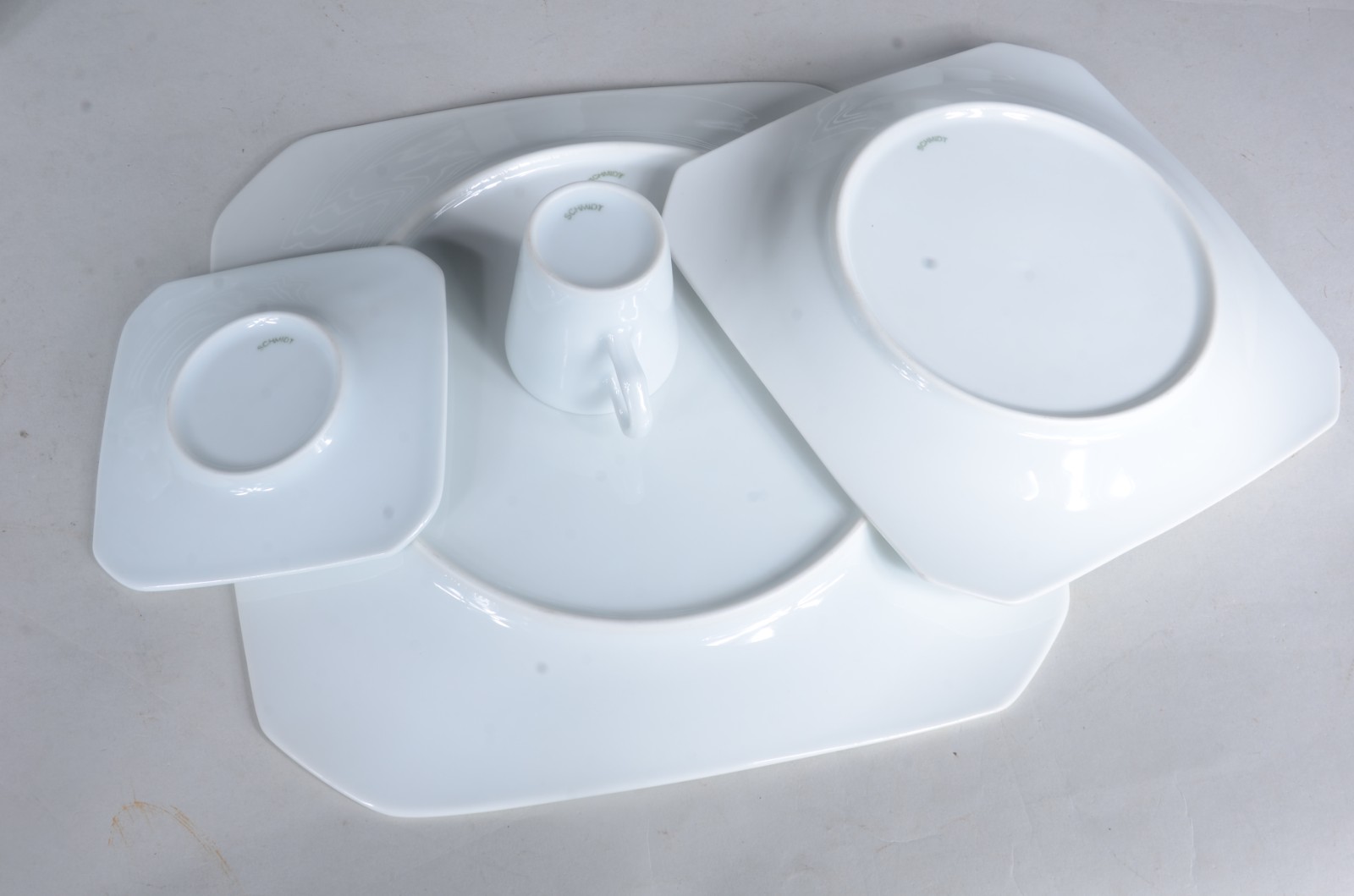 Aparelho de jantar de porcelana Schmidt na cor branca, composto de... - foto 3 de 9