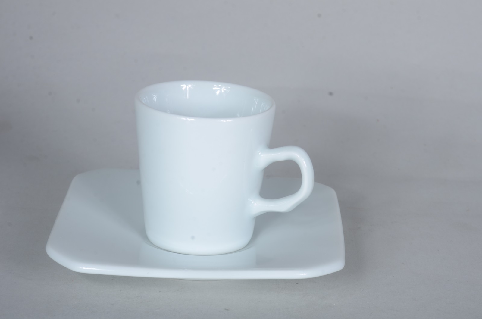Aparelho de jantar de porcelana Schmidt na cor branca, composto de... - foto 8 de 9
