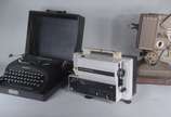 Três peças, sendo: projetor de filmes da marca ... - Três peças, sendo: projetor de filmes da marca Belmont; máquina de escrever Remington Rand; e, projetor de slides Eumig Mark S 802. (equipamento...