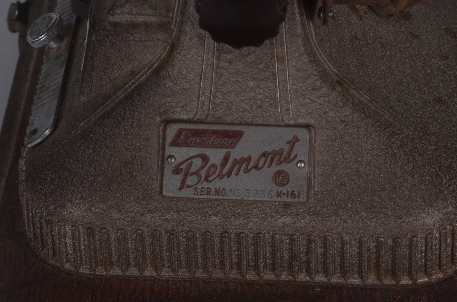 Três peças, sendo: projetor de filmes da marca Belmont; máquina de... - foto 2 de 11