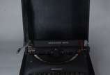 Três peças, sendo: projetor de filmes da marca ... - Três peças, sendo: projetor de filmes da marca Belmont; máquina de escrever Remington Rand; e, projetor de slides Eumig Mark S 802. (equipamento...
