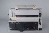 Três peças, sendo: projetor de filmes da marca ... - Três peças, sendo: projetor de filmes da marca Belmont; máquina de escrever Remington Rand; e, projetor de slides Eumig Mark S 802. (equipamento...