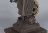 Três peças, sendo: projetor de filmes da marca ... - Três peças, sendo: projetor de filmes da marca Belmont; máquina de escrever Remington Rand; e, projetor de slides Eumig Mark S 802. (equipamento...