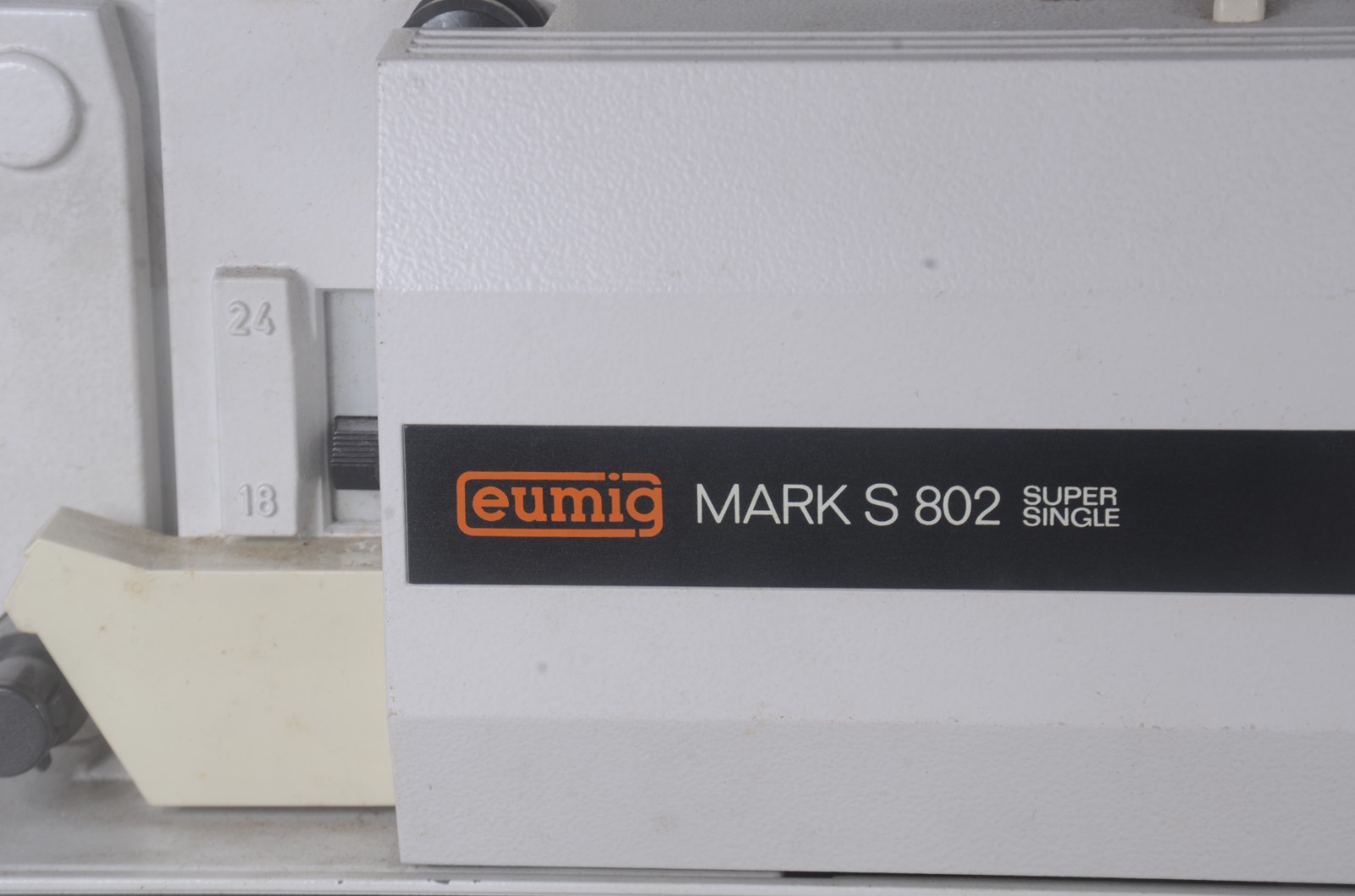 Três peças, sendo: projetor de filmes da marca Belmont; máquina de... - foto 9 de 11