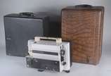 Três peças, sendo: projetor de filmes da marca ... - Três peças, sendo: projetor de filmes da marca Belmont; máquina de escrever Remington Rand; e, projetor de slides Eumig Mark S 802. (equipamento...