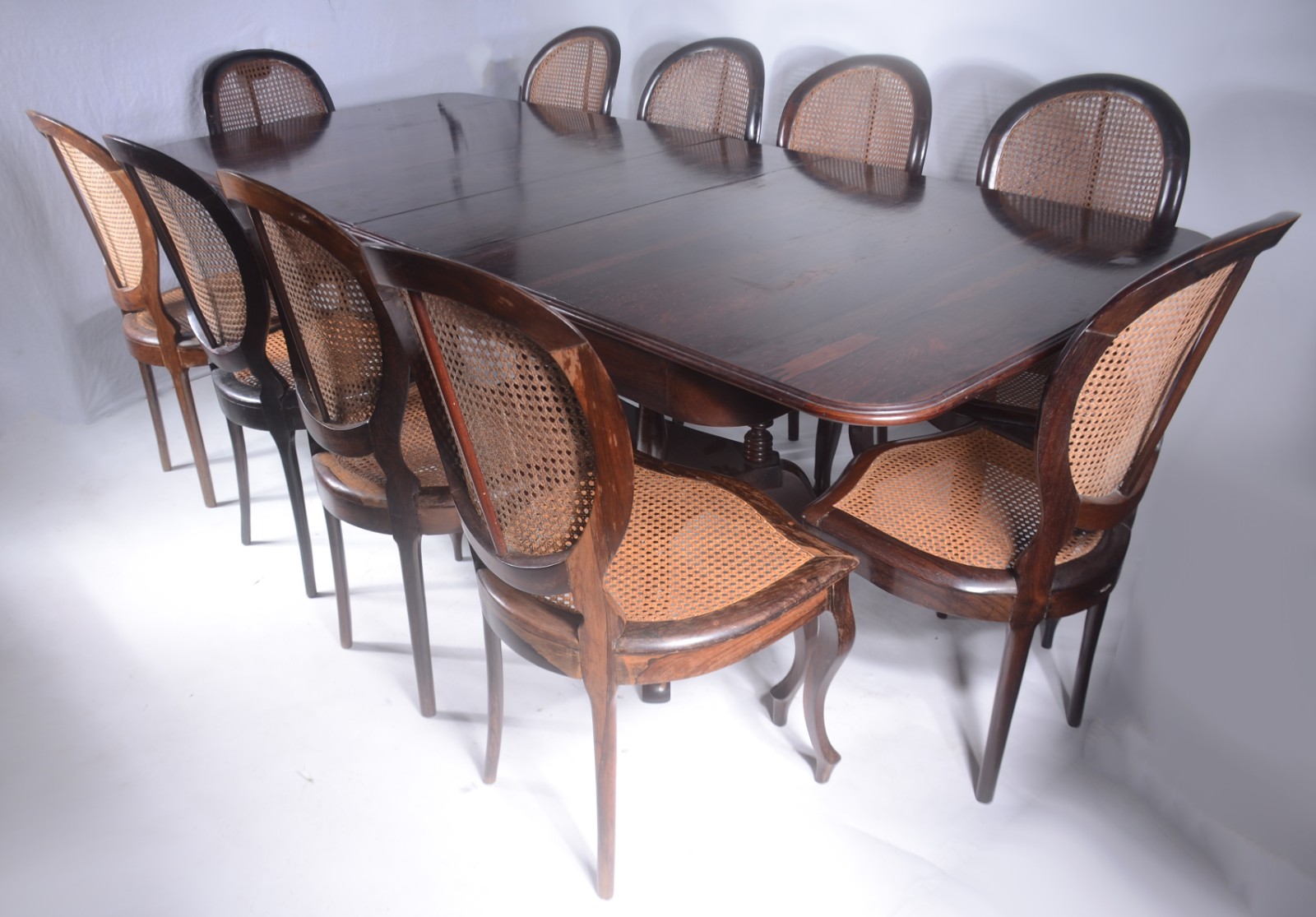 Mesa de jantar de jacarandá, tampo retangular com duas tábuas... - foto 1 de 11