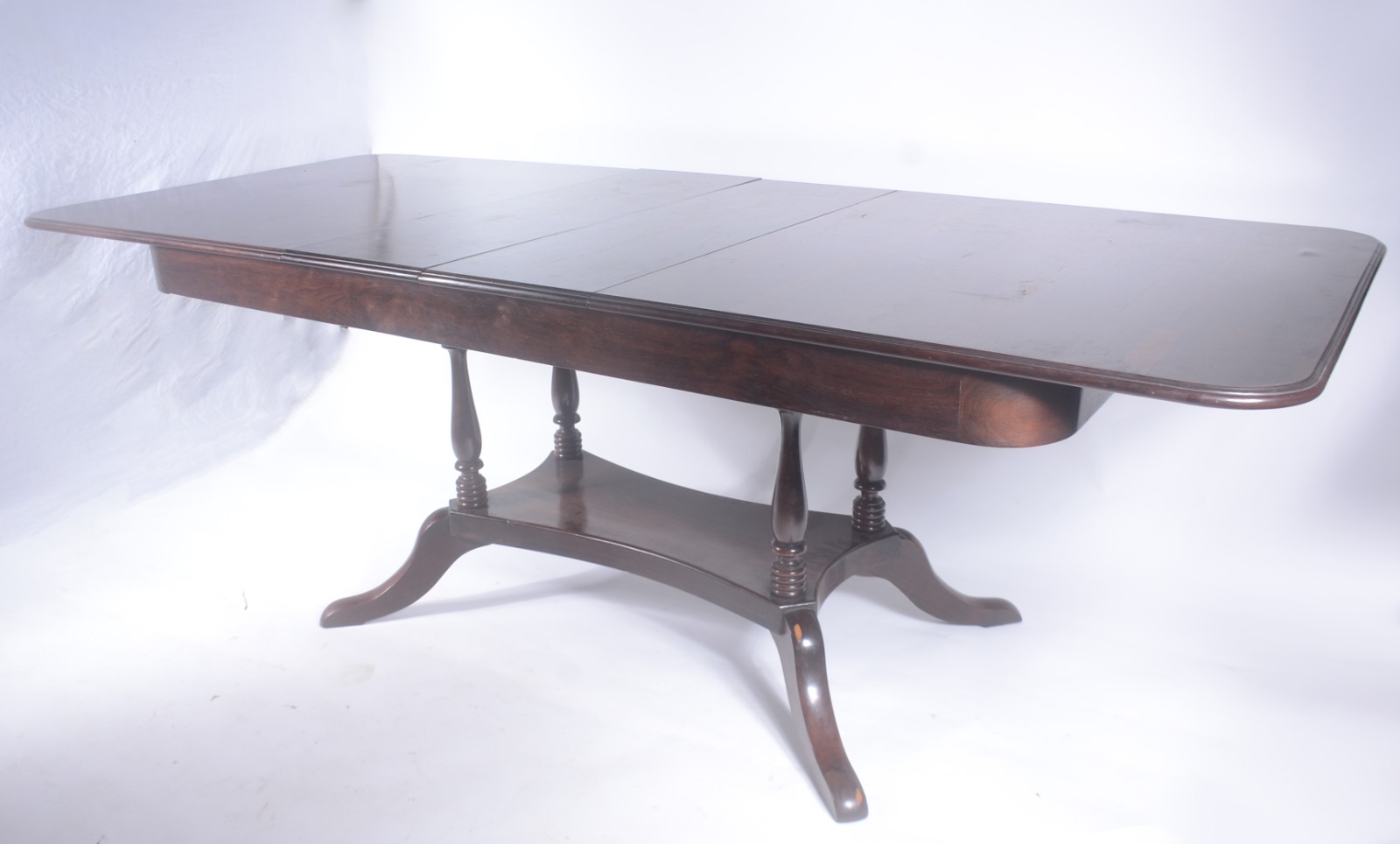 Mesa de jantar de jacarandá, tampo retangular com duas tábuas... - foto 2 de 11