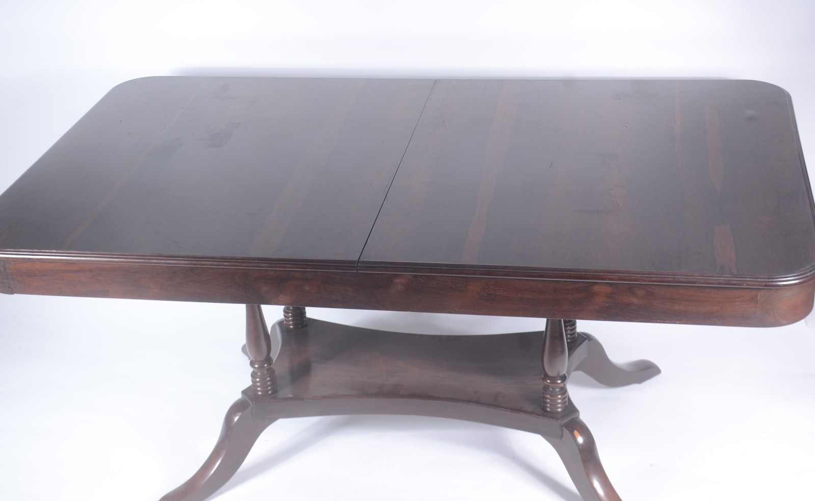 Mesa de jantar de jacarandá, tampo retangular com duas tábuas... - foto 3 de 11