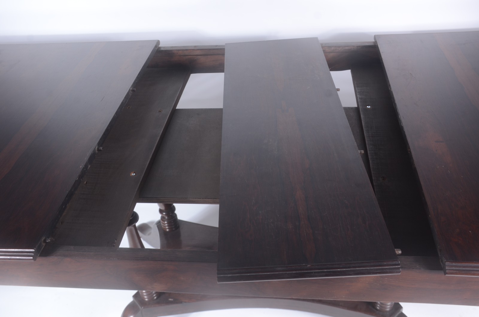 Mesa de jantar de jacarandá, tampo retangular com duas tábuas... - foto 6 de 11