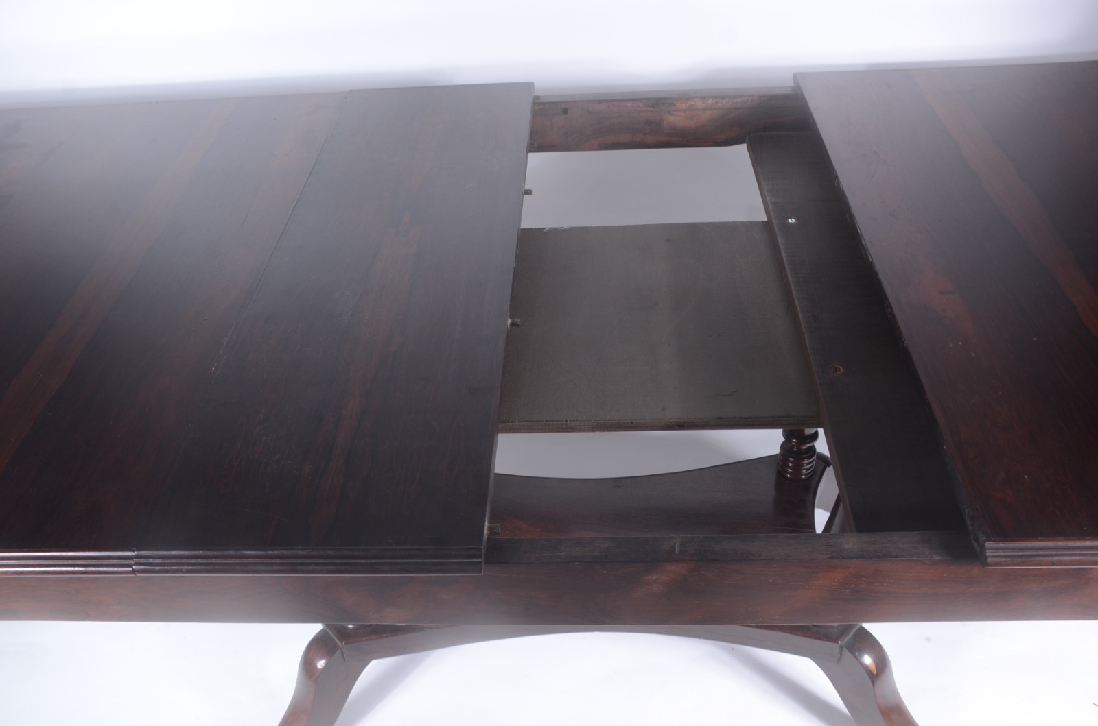 Mesa de jantar de jacarandá, tampo retangular com duas tábuas... - foto 7 de 11