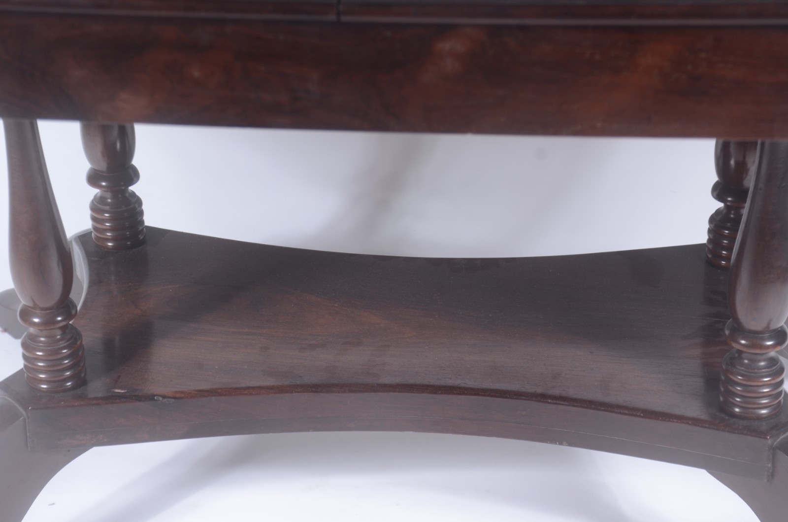 Mesa de jantar de jacarandá, tampo retangular com duas tábuas... - foto 10 de 11