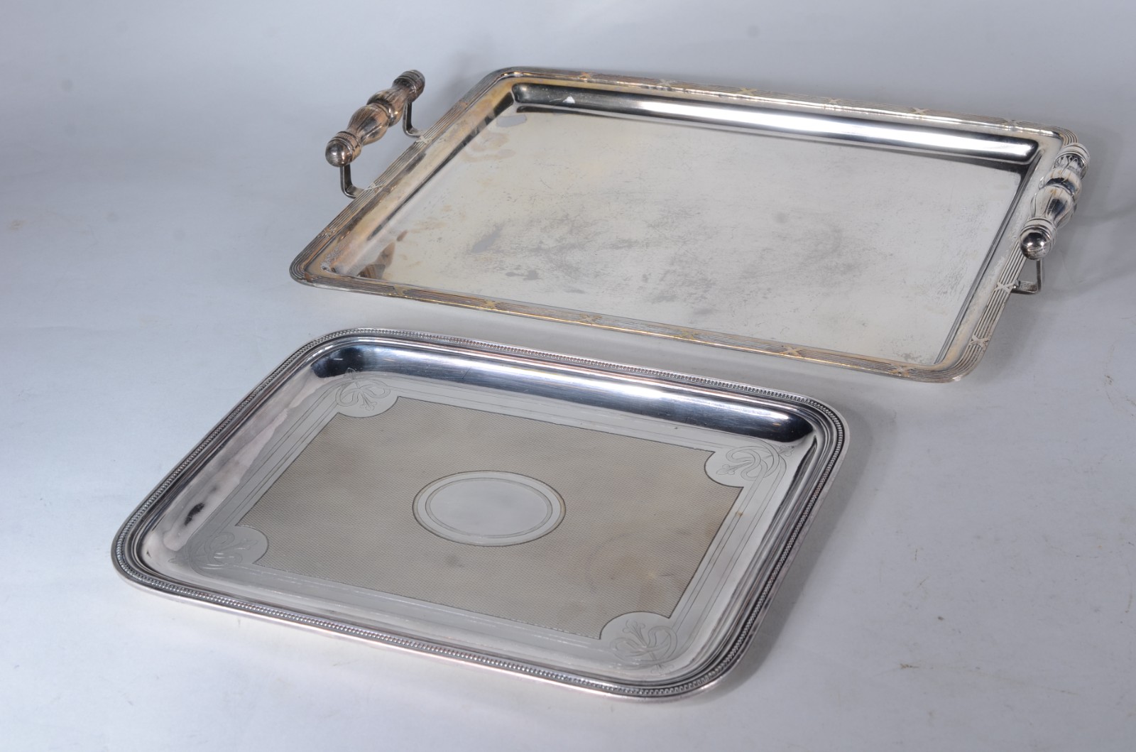 Diversas peças de metal prateado, sendo: bandeja com alças; porta... - foto 3 de 7