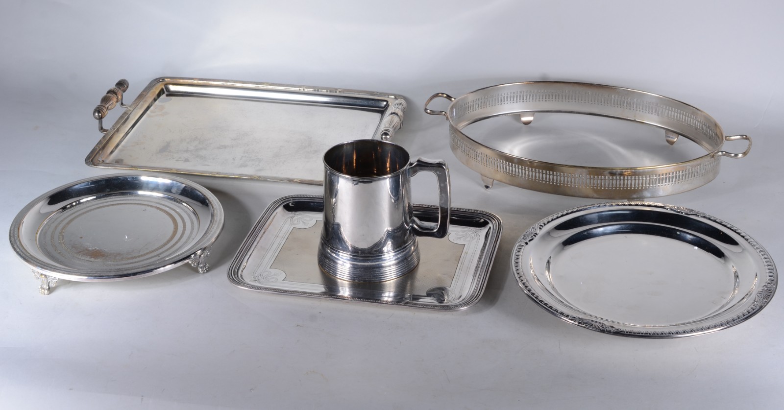 Diversas peças de metal prateado, sendo: bandeja com alças; porta... - foto 1 de 7