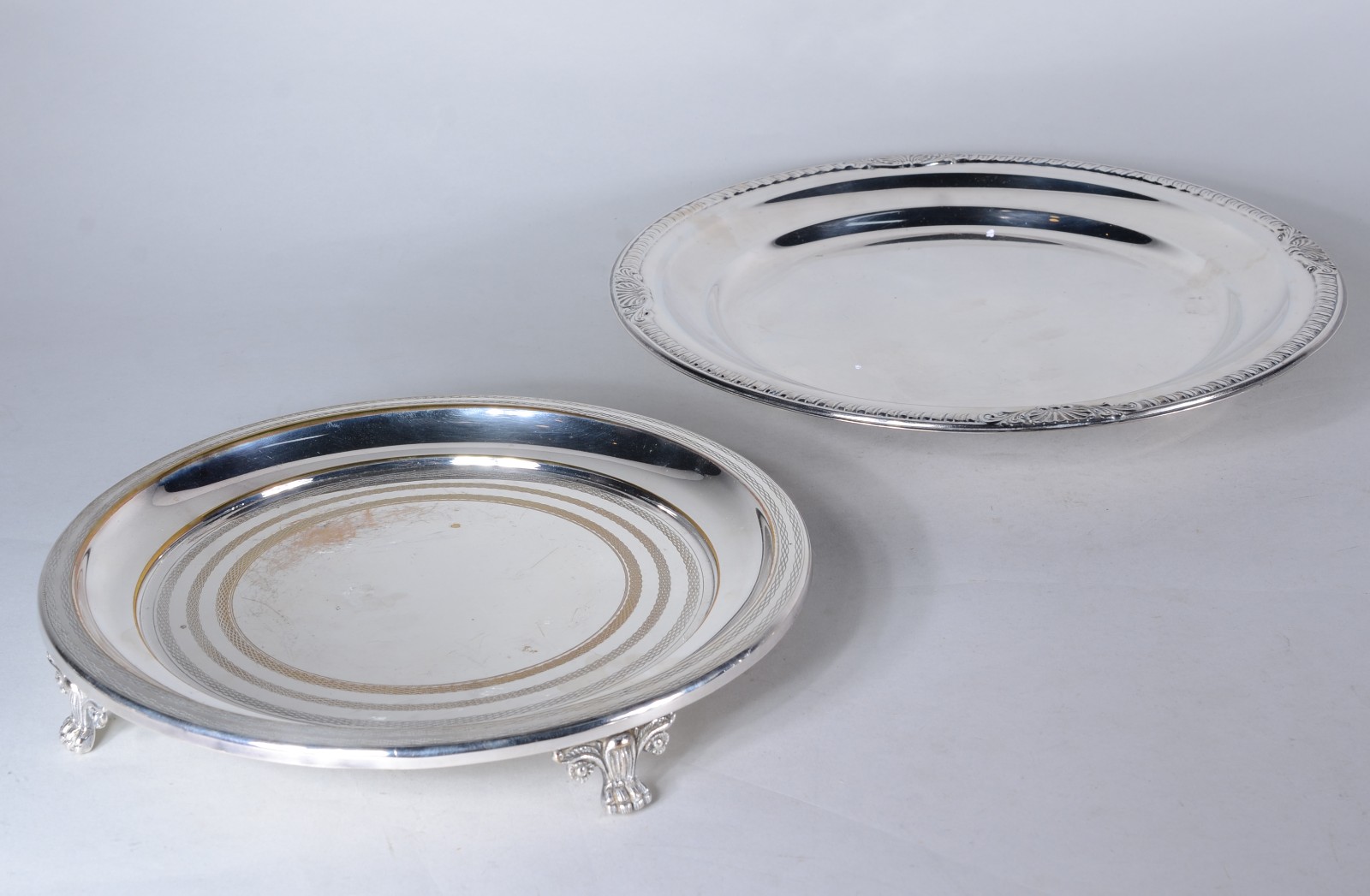 Diversas peças de metal prateado, sendo: bandeja com alças; porta... - foto 2 de 7