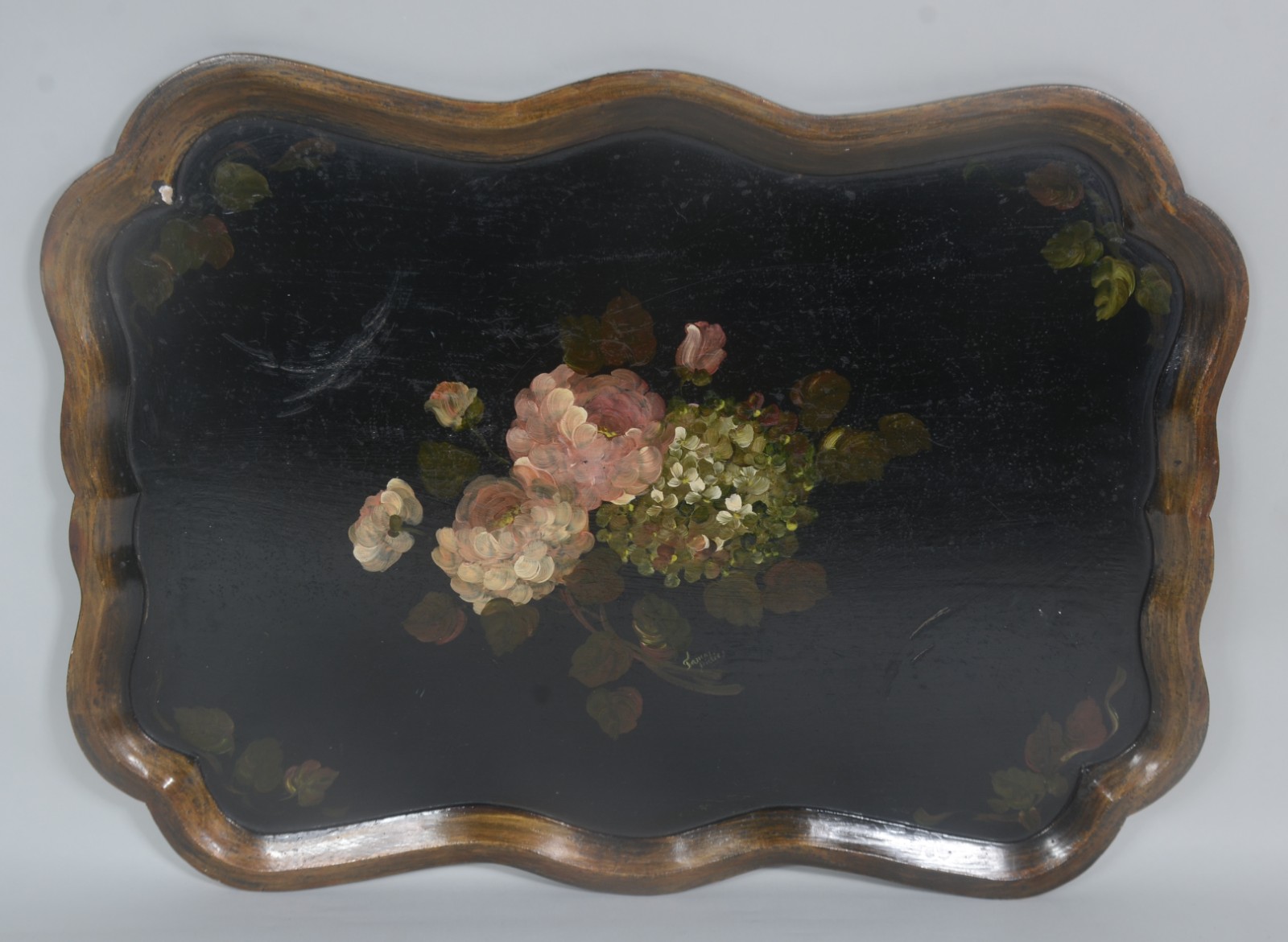 Grande bandeja de madeira com fundo preto e pintura floral, assinada... - foto 1 de 5