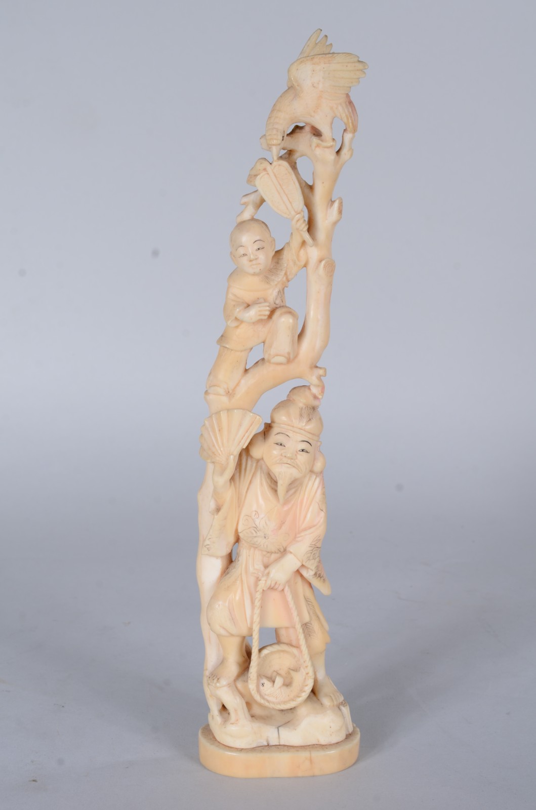 Escultura de marfim representando homem com barba, criança e ave. - foto 1 de 8