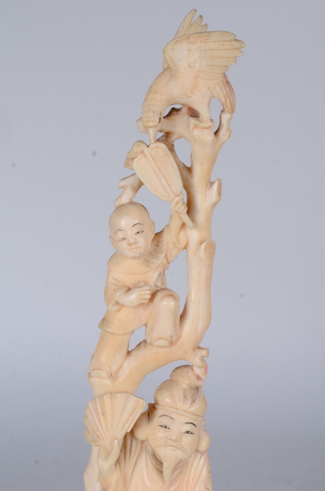 Escultura de marfim representando homem com barba, criança e ave. - foto 3 de 8