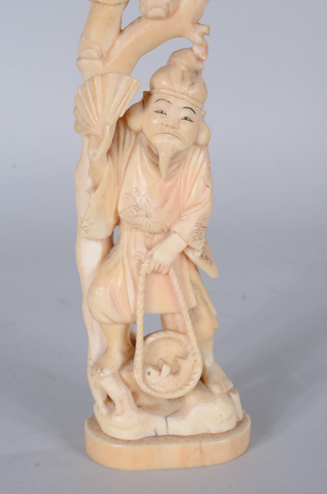 Escultura de marfim representando homem com barba, criança e ave. - foto 4 de 8