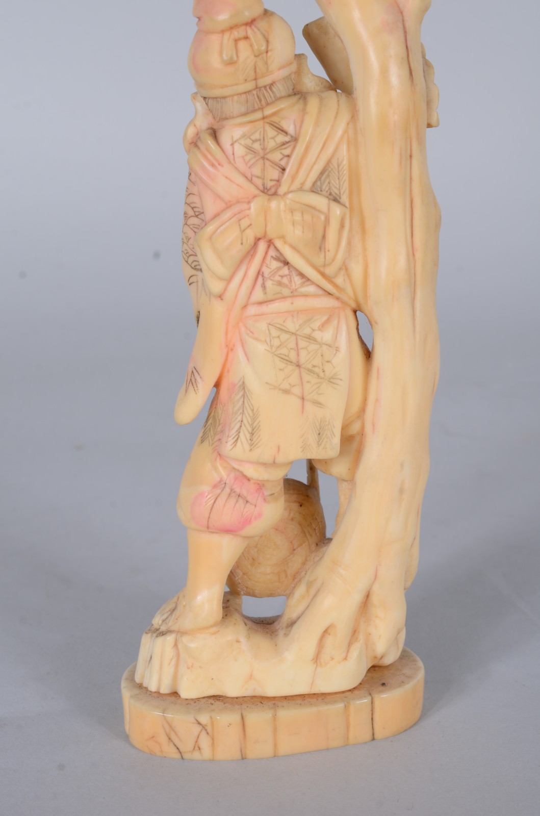 Escultura de marfim representando homem com barba, criança e ave. - foto 5 de 8