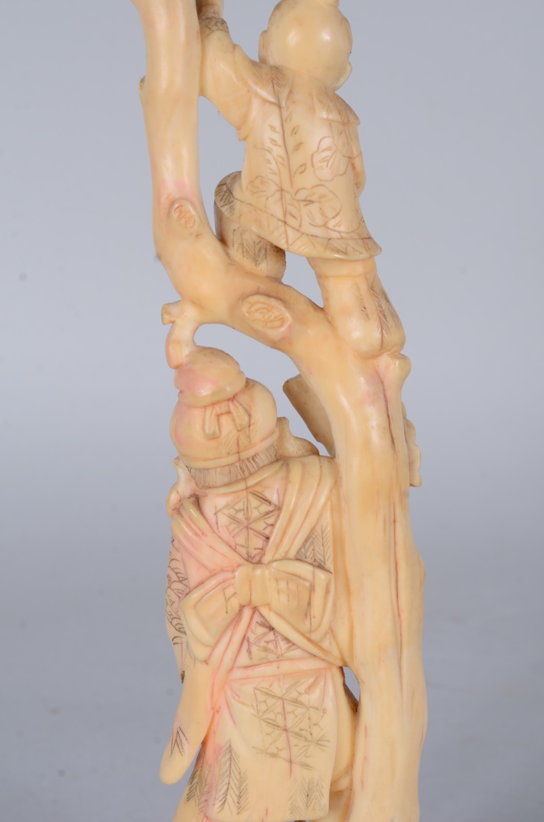 Escultura de marfim representando homem com barba, criança e ave. - foto 6 de 8