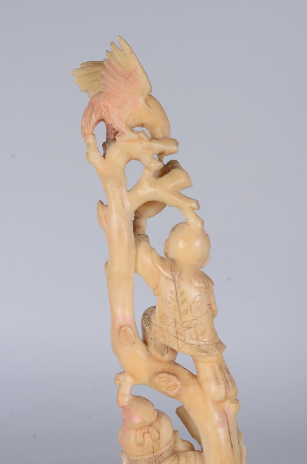 Escultura de marfim representando homem com barba, criança e ave. - foto 7 de 8