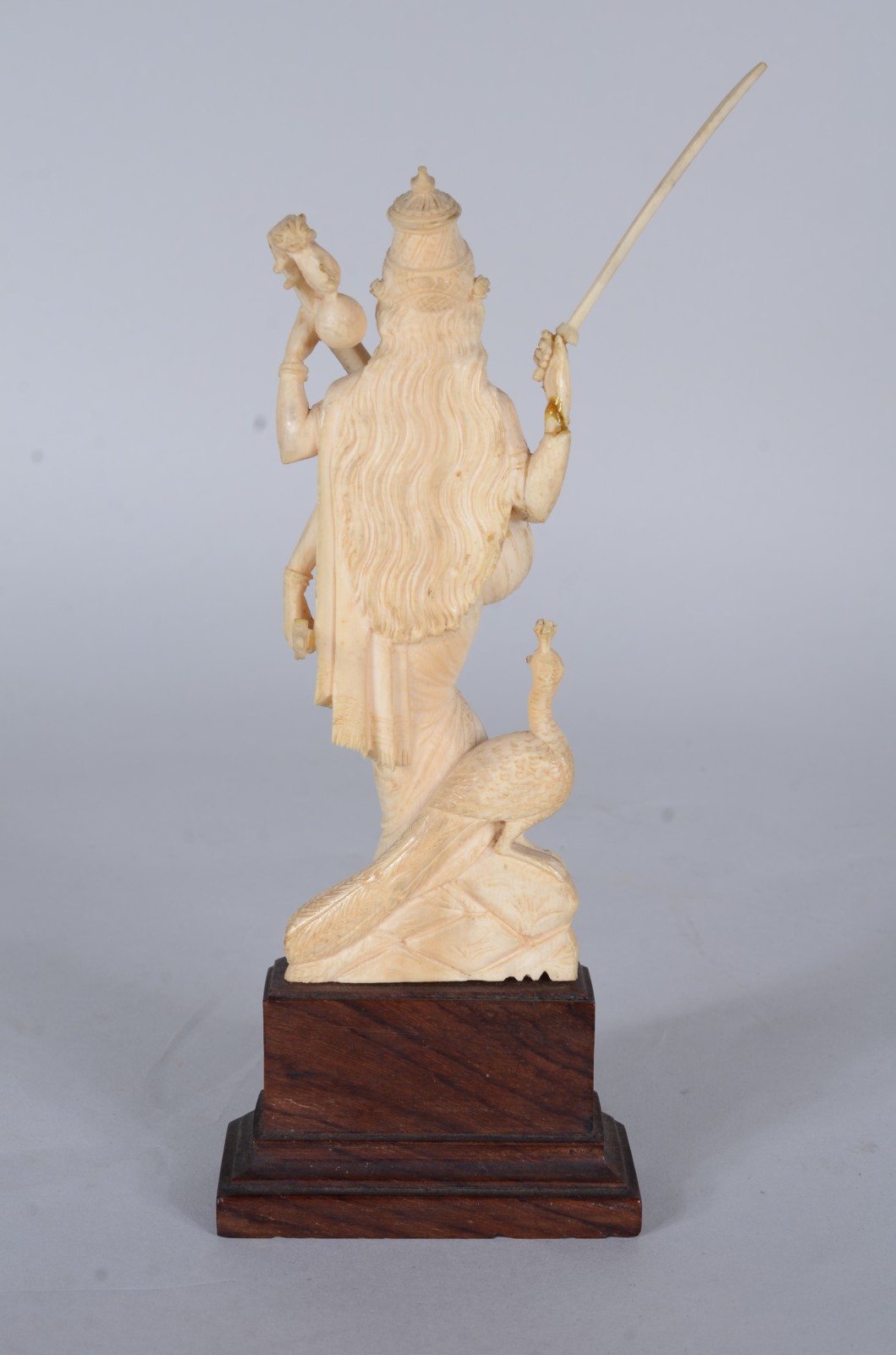 Escultura de marfim representando "Divindade Indiana". Mão colada. - foto 4 de 8