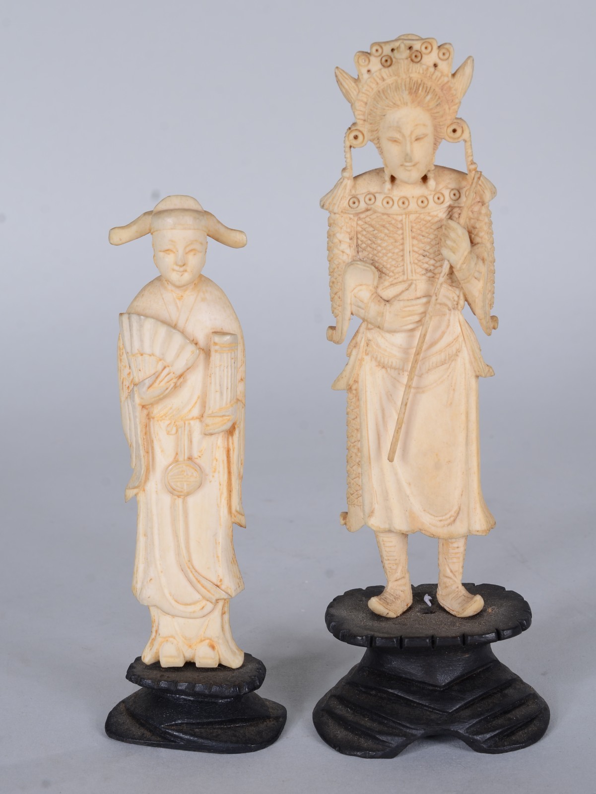 Duas esculturas de marfim representando figuras típicas, base de... - foto 1 de 11