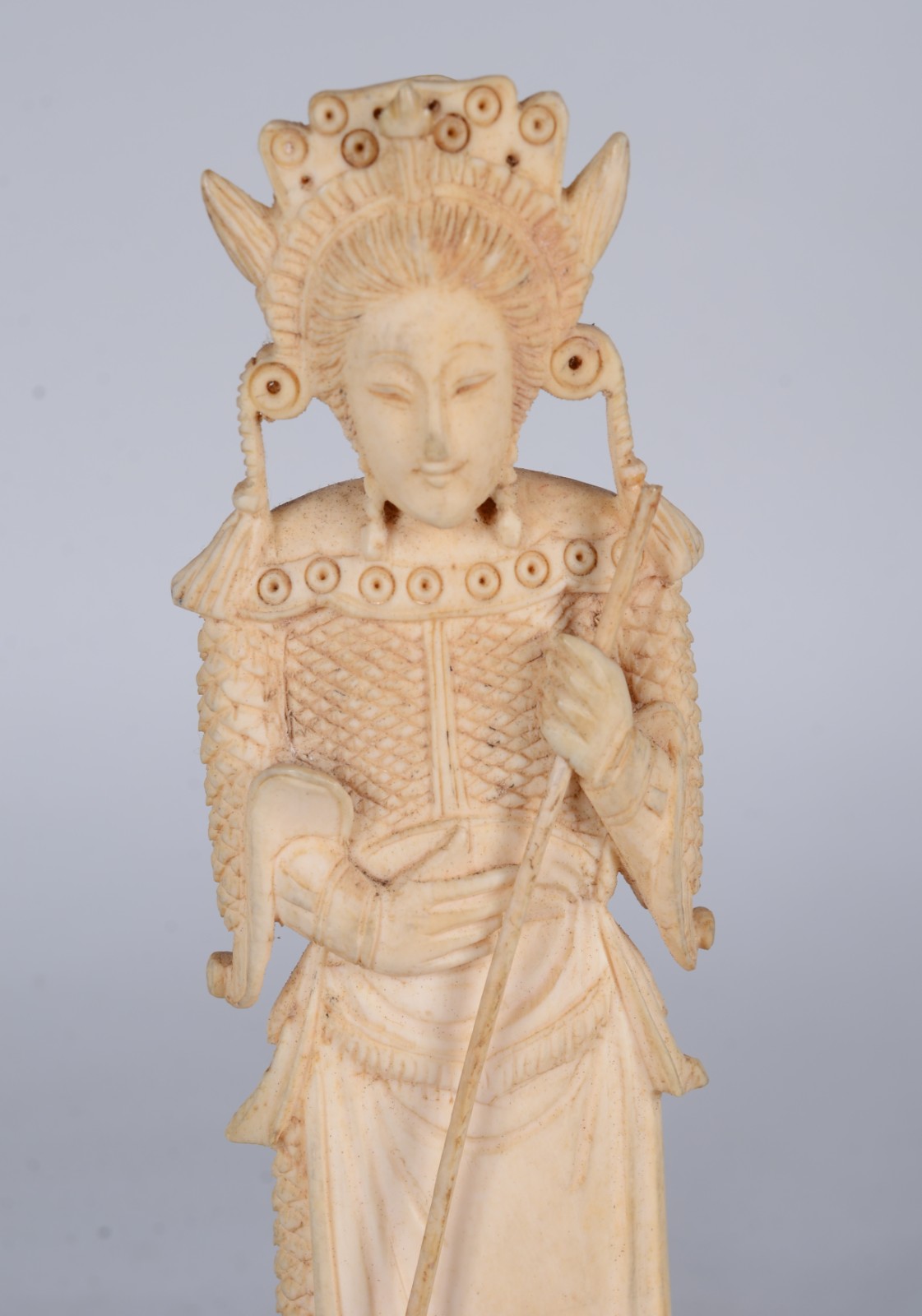 Duas esculturas de marfim representando figuras típicas, base de... - foto 2 de 11