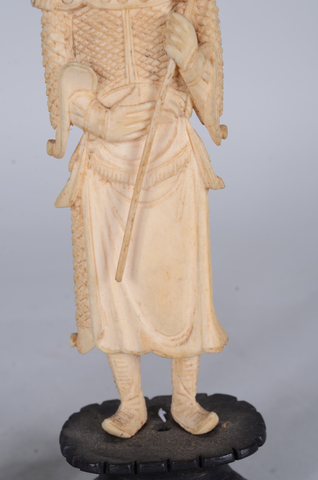 Duas esculturas de marfim representando figuras típicas, base de... - foto 3 de 11