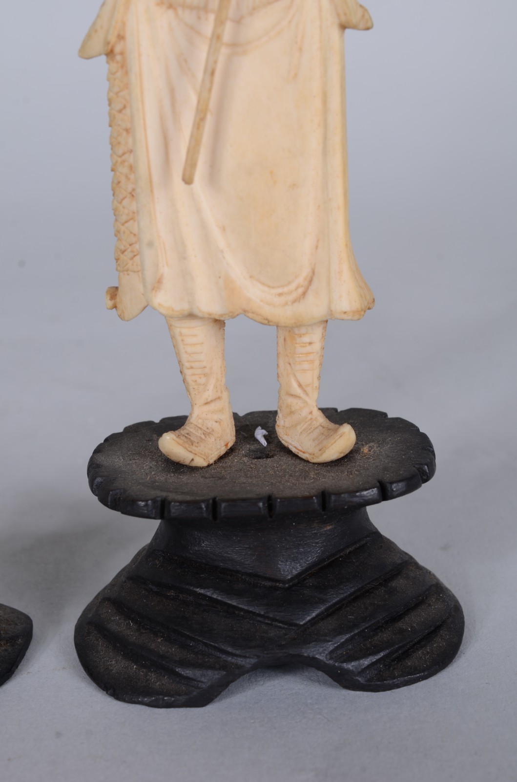 Duas esculturas de marfim representando figuras típicas, base de... - foto 4 de 11